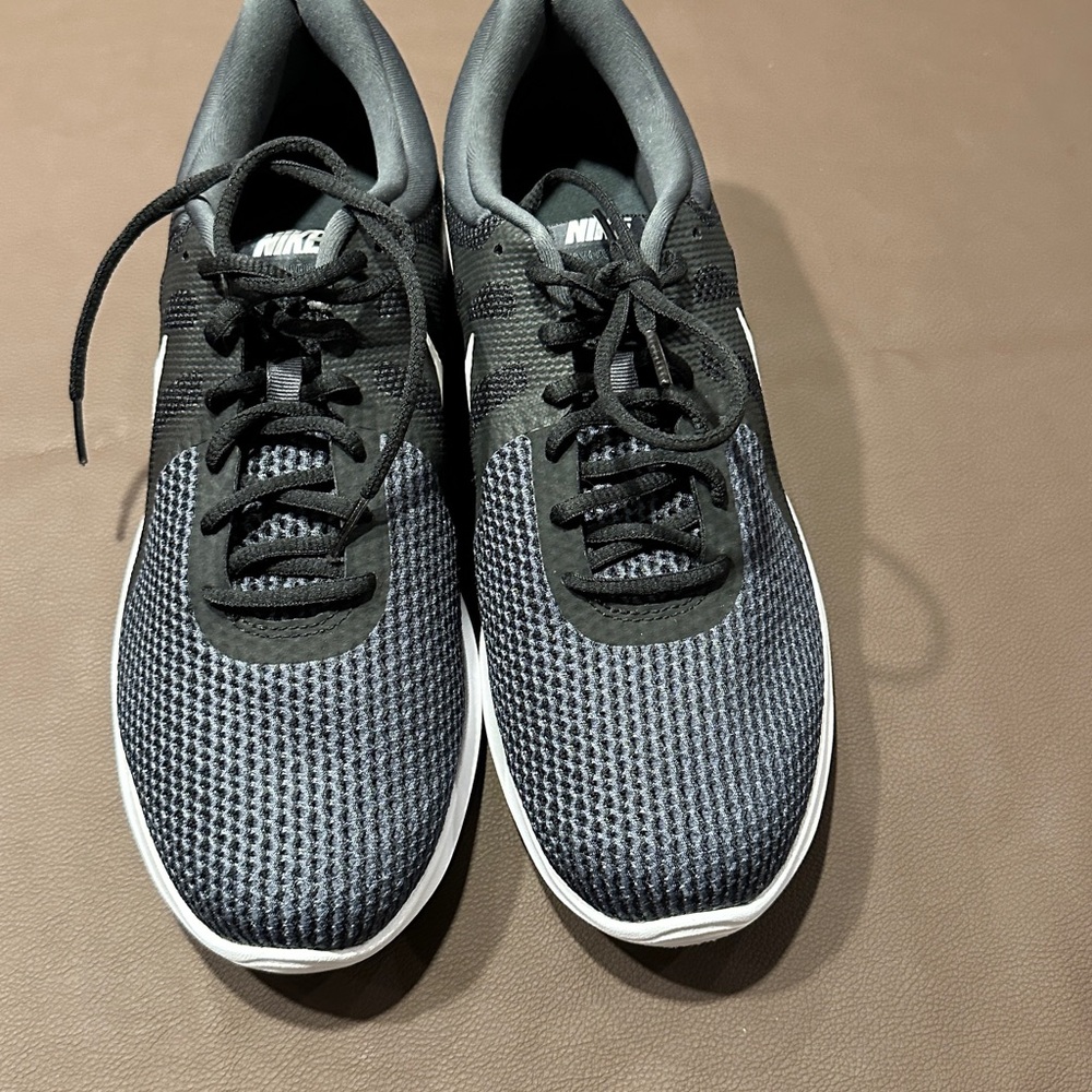Nike Men's Black and White Athletic Shoes - Picture 3 of 4
